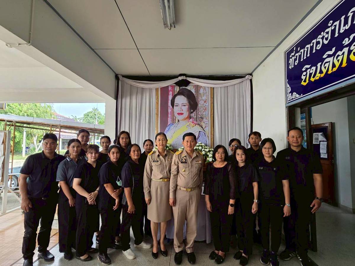 พช.บ้านลาด : ร่วมลงนามถวายความอาลัย สมเด็จพระนางเจ้าสิริกิติ์ พระบรมราชินีนาถ พระบรมราชชนนีพันปีหลวง