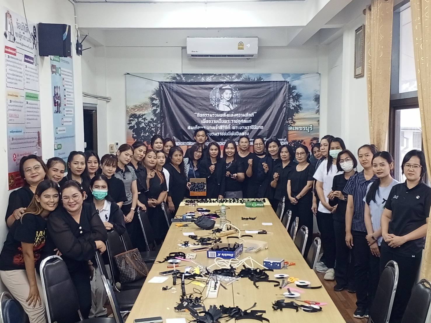 พช.บ้านลาด : ดำเนินกิจกรรมประดิษฐ์ริบบิ้นสีดำ เพื่อแจกจ่ายประชาชนเพื่อถวายความอาลัยแด่สมเด็จพระนางเจ้าสิริกิติ์ พระบรมราชินีนาถ พระบรมราชชนนีพันปีหลวง