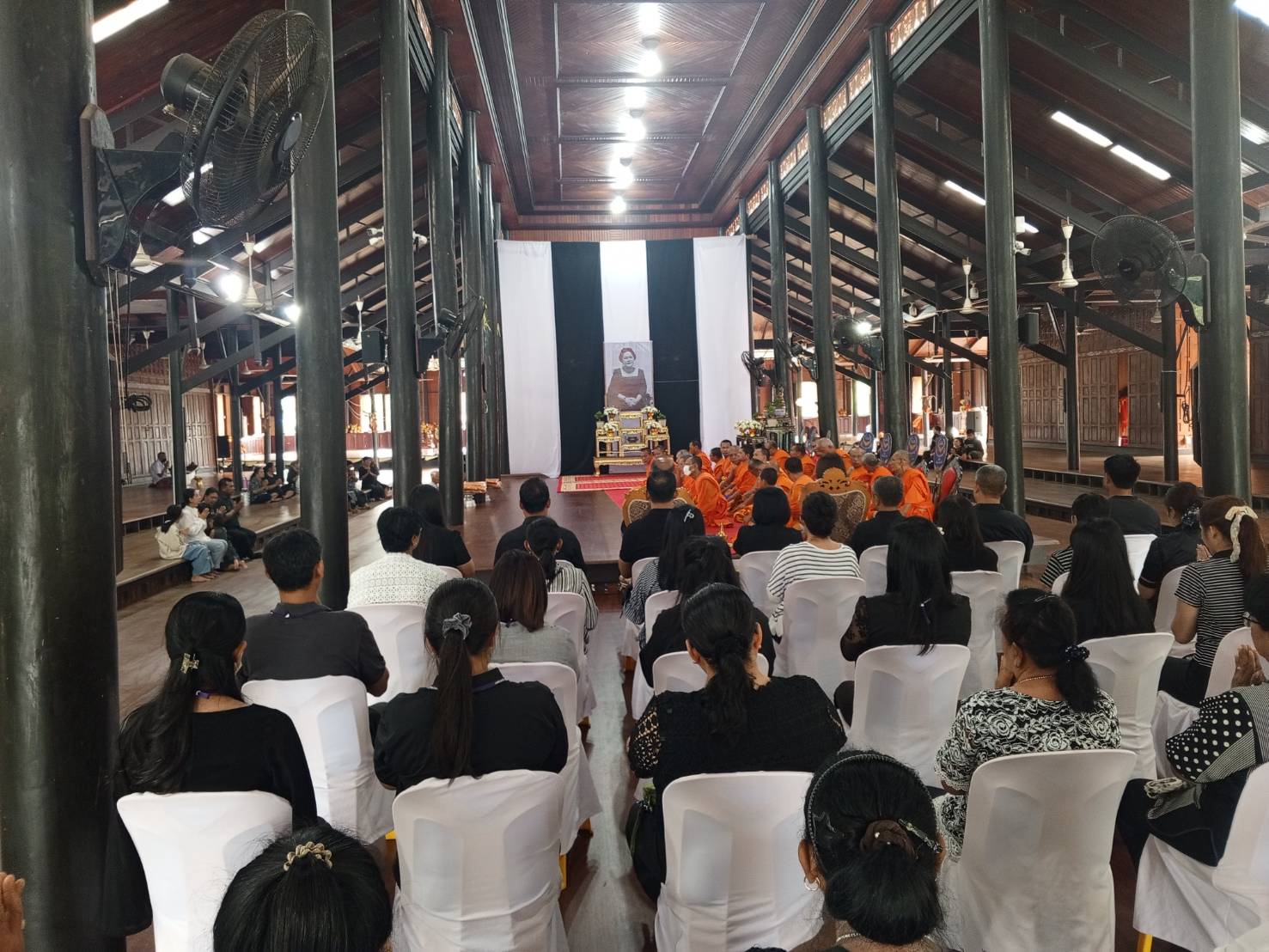 พช.บ้านลาด : ร่วมพิธีบำเพ็ญกุศลทักษิณานุประทานอุทิศถวายพระราชกุศลแด่สมเด็จพระนางเจ้าสิริกิติ์ พระบรมราชินีนาถ พระบรมราชชนนีพันปีหลวง ในวาระครบ 7 วัน(สัตตมวาร)