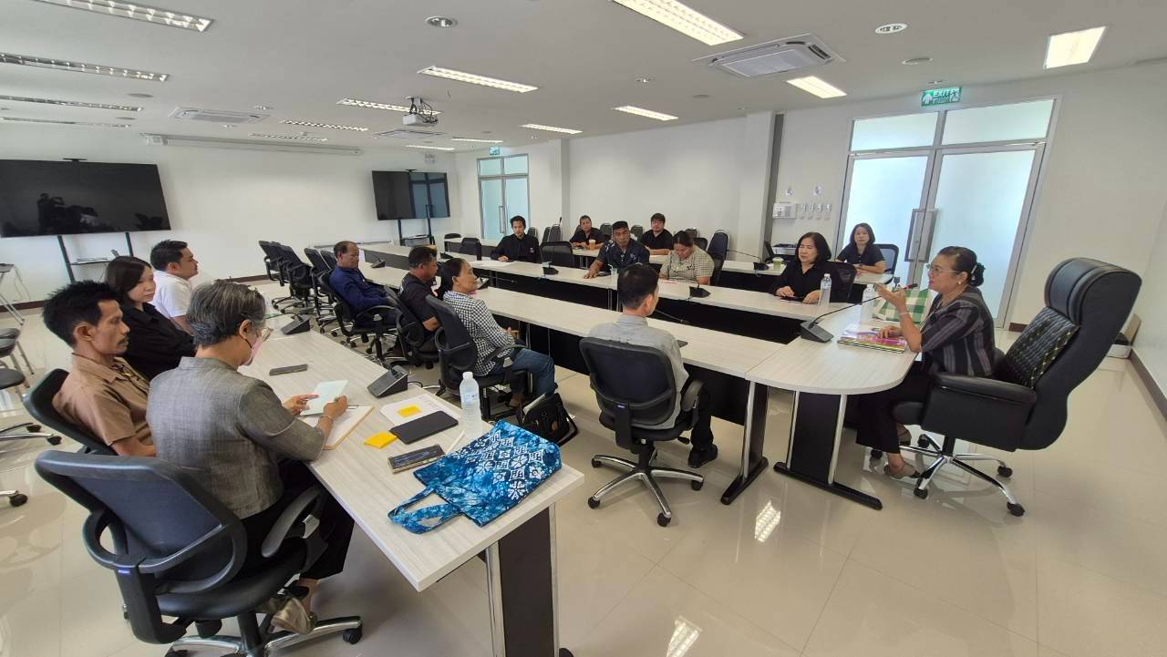 พช.บ้านลาด : ร่วมประชุม รับการติดตาม สนับสนุนการดำเนินงานโครงการแก้ไขปัญาความยากจน (กข.คจ.)