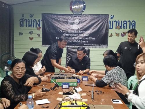 พช.บ้านลาด : ดำเนินกิจกรรมประดิษฐ์ริบบิ้นสีดำ เพื่อแจกจ่ายประชาชนเพื่อถวายความอาลัยแด่สมเด็จพระนางเจ้าสิริกิติ์ พระบรมราชินีนาถ พระบรมราชชนนีพันปีหลวง